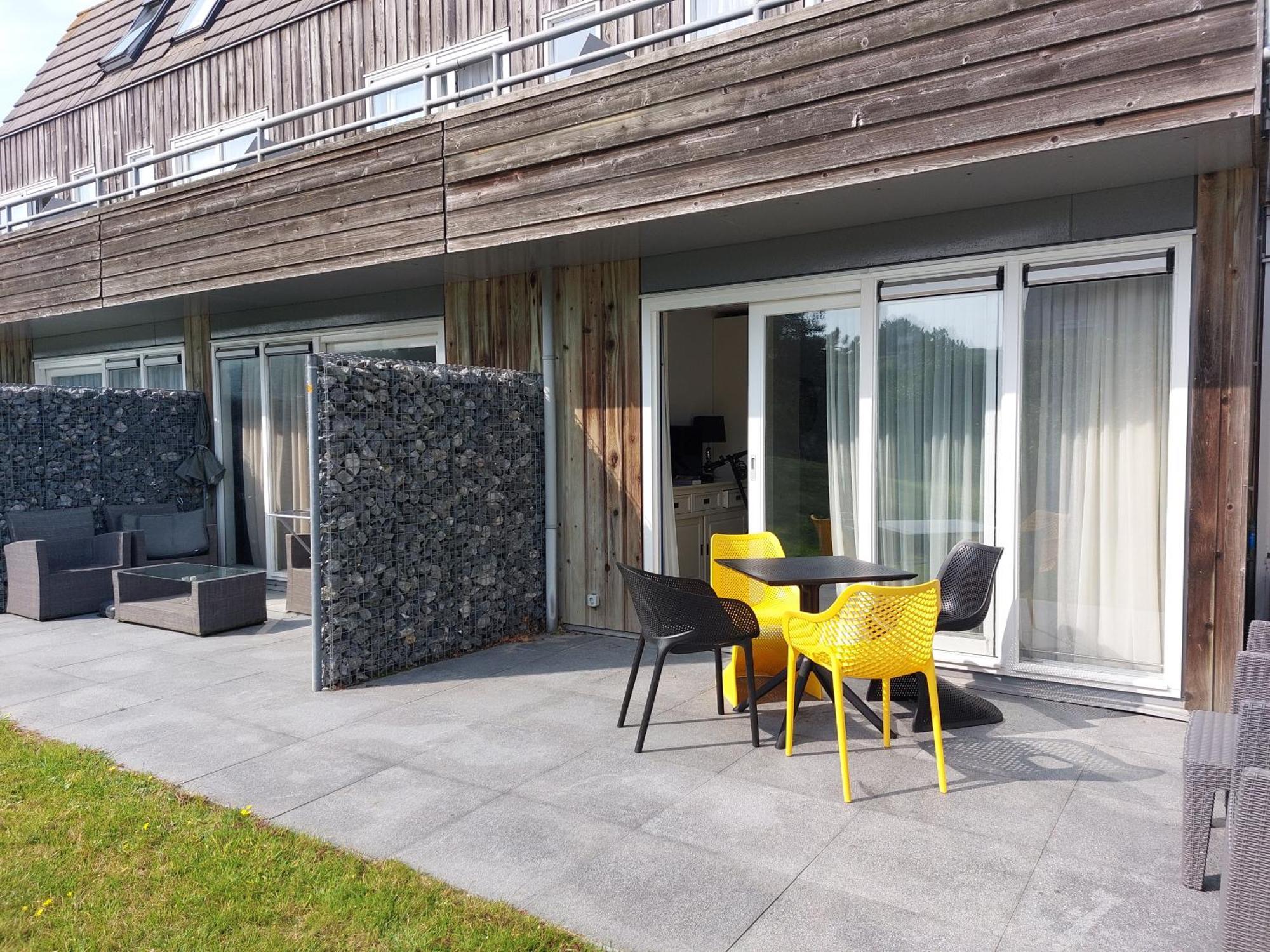 Comfort Appartementen Strandhuys en de Vuurtoren: Beachside Retreat with Private Terrace and Indoor Pool Hollum  Exterior photo
