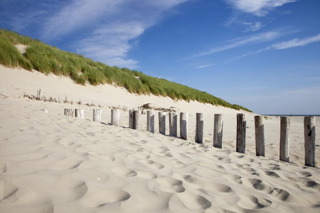 Comfort Appartementen Strandhuys en de Vuurtoren: Beachside Retreat with Private Terrace and Indoor Pool Hollum  Room photo