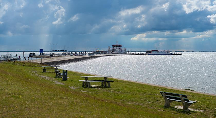Comfort Appartementen Strandhuys en de Vuurtoren: Beachside Retreat with Private Terrace and Indoor Pool Hollum  Room photo