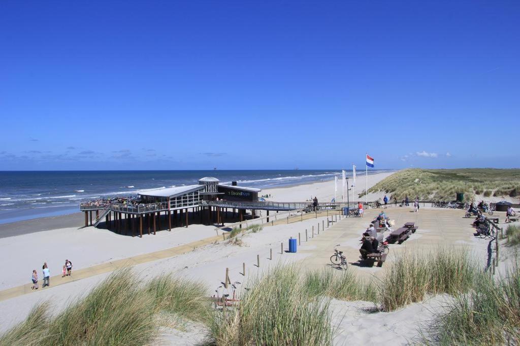 Comfort Appartementen Strandhuys en de Vuurtoren: Beachside Retreat with Private Terrace and Indoor Pool Hollum  Exterior photo