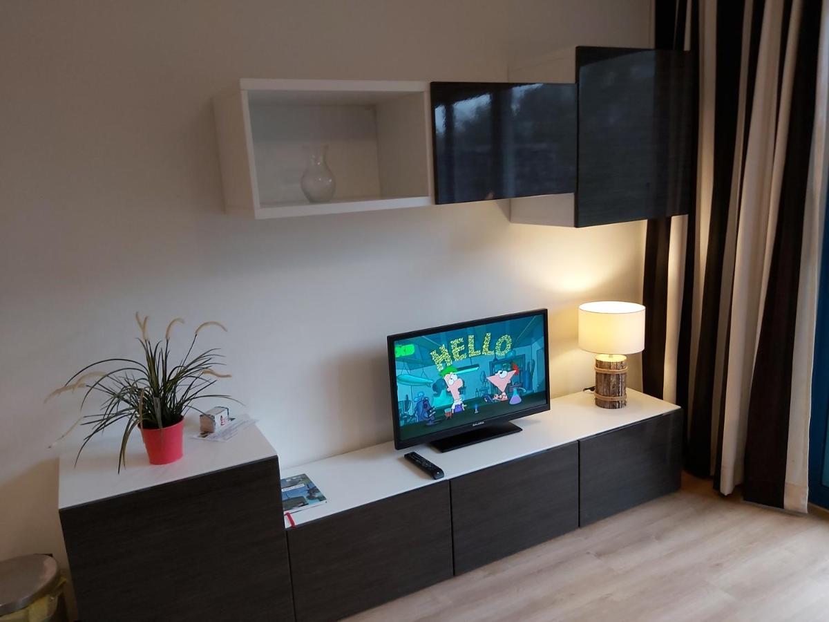 Comfort Appartementen Strandhuys en de Vuurtoren: Beachside Retreat with Private Terrace and Indoor Pool Hollum  Exterior photo